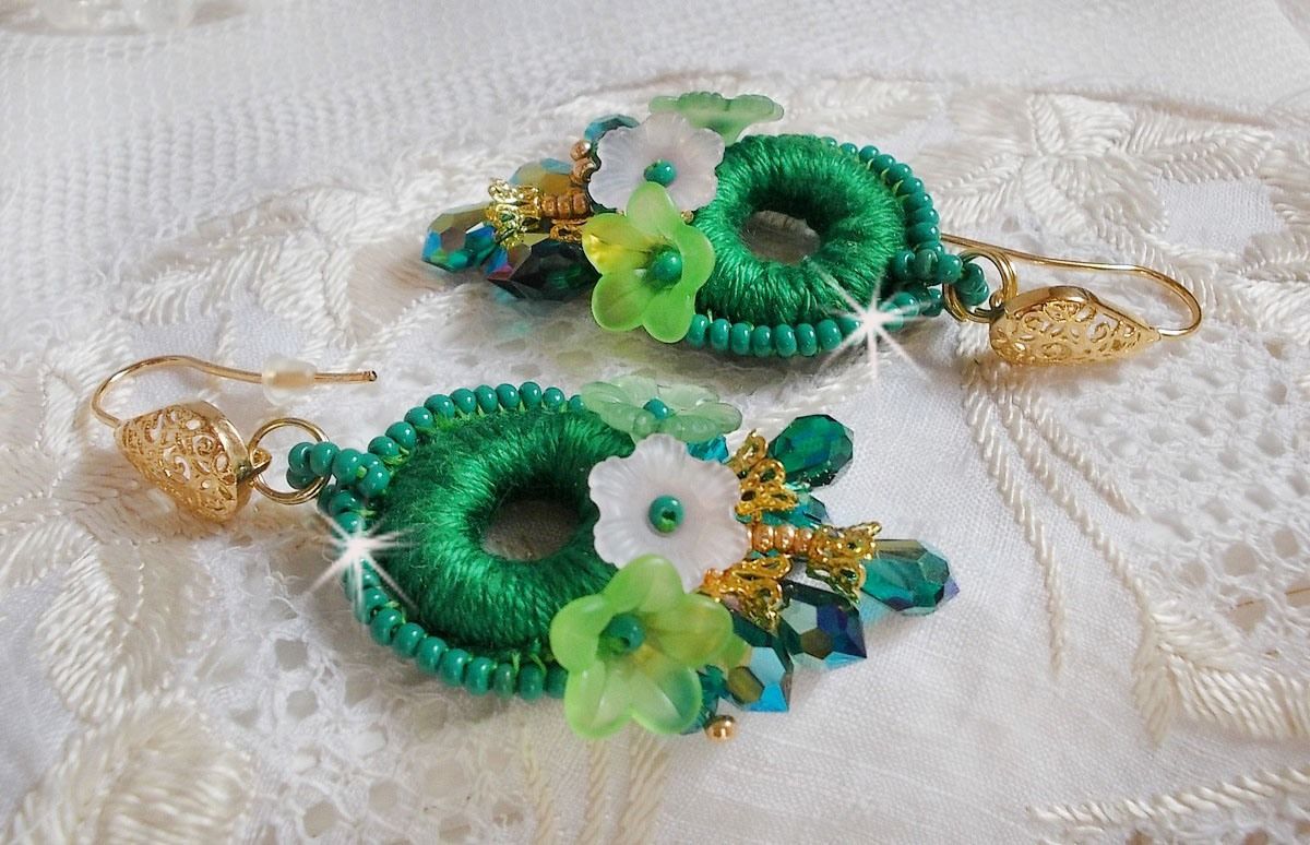 BO Green Iris geborduurd met smaragdgroen DMC katoen en Swarovski kristallen druppels