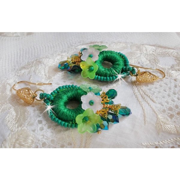 BO Green Iris geborduurd met smaragdgroen DMC katoen en Swarovski kristallen druppels