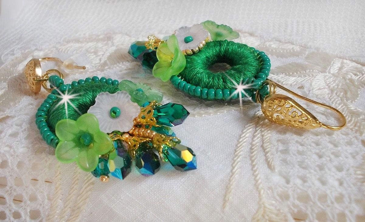 BO Green Iris geborduurd met smaragdgroen DMC katoen en Swarovski kristallen druppels