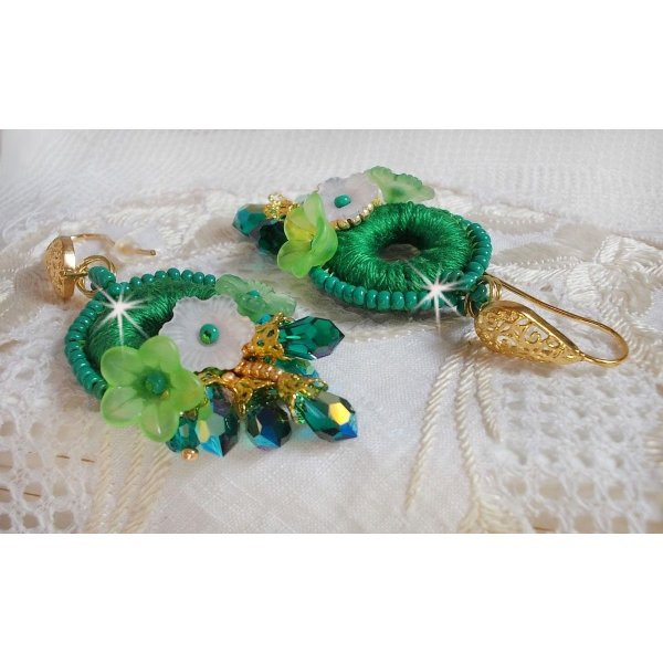 BO Green Iris geborduurd met smaragdgroen DMC katoen en Swarovski kristallen druppels