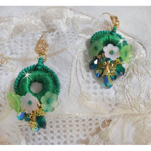 BO Green Iris geborduurd met smaragdgroen DMC katoen en Swarovski kristallen druppels