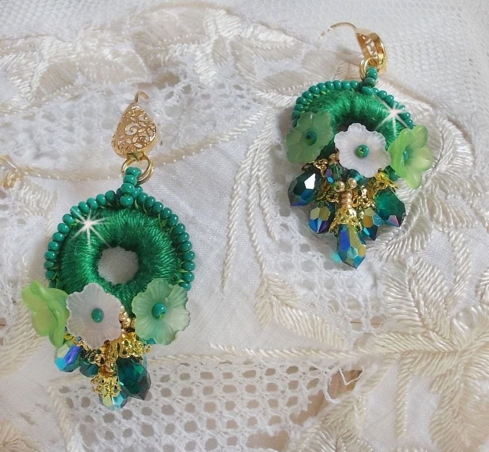 BO Green Iris geborduurd met smaragdgroen DMC katoen en Swarovski kristallen druppels