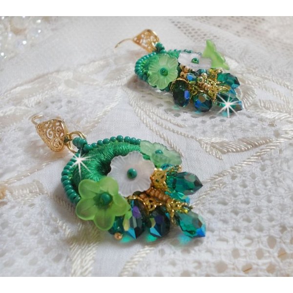 BO Green Iris geborduurd met smaragdgroen DMC katoen en Swarovski kristallen druppels