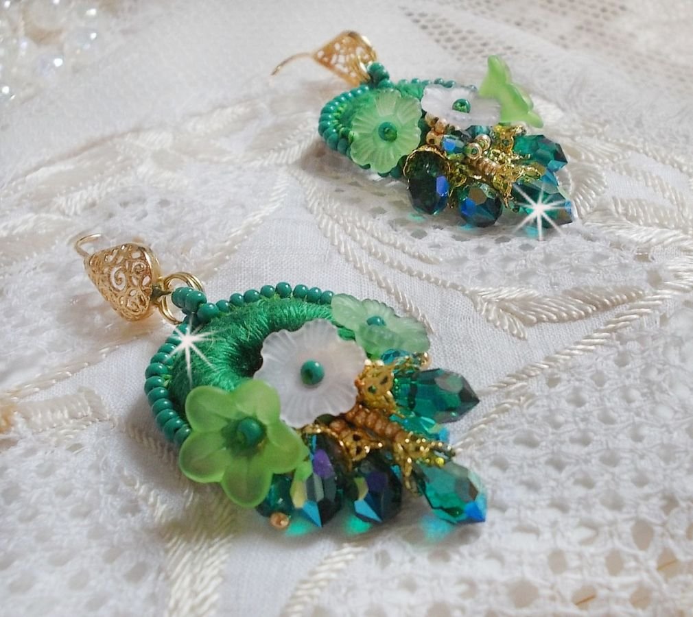 BO Green Iris geborduurd met smaragdgroen DMC katoen en Swarovski kristallen druppels