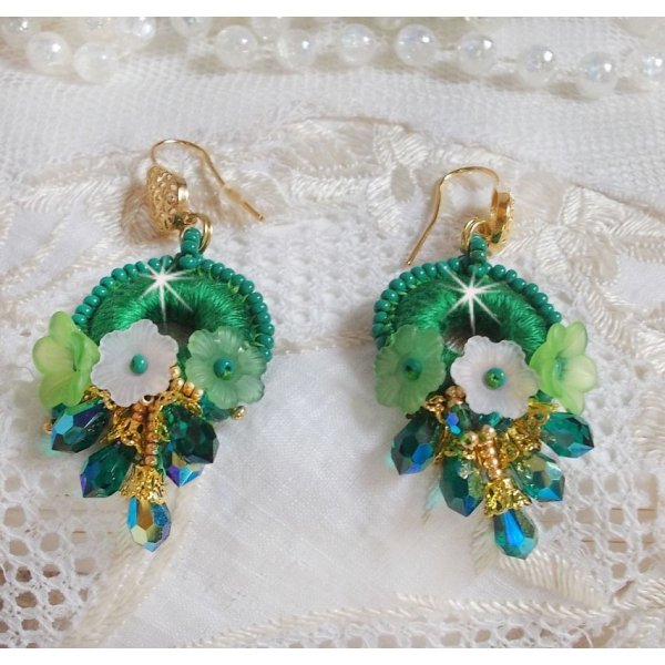 BO Green Iris geborduurd met smaragdgroen DMC katoen en Swarovski kristallen druppels