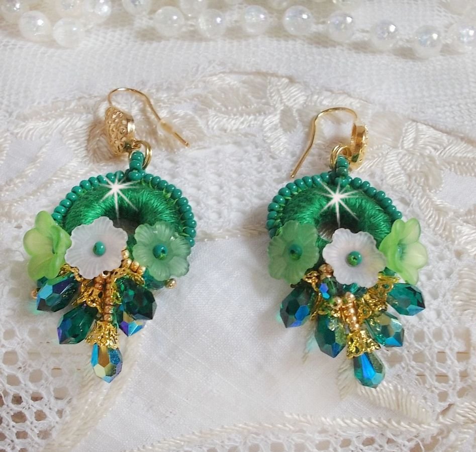 BO Green Iris geborduurd met smaragdgroen DMC katoen en Swarovski kristallen druppels