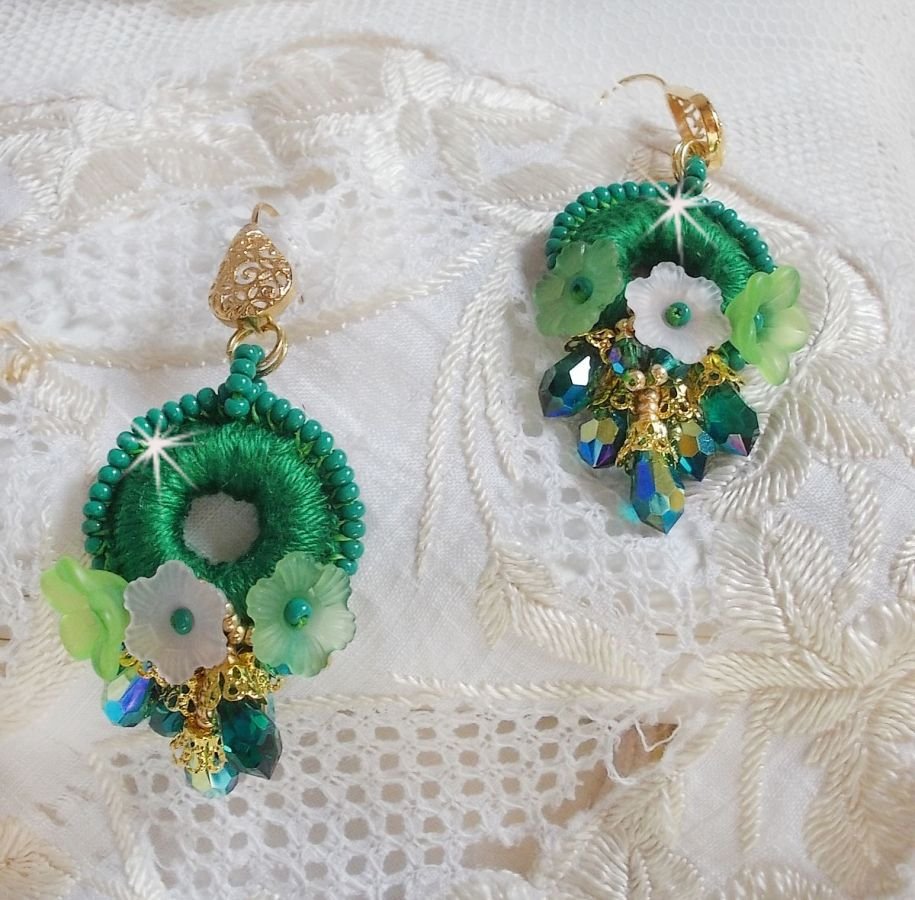 BO Green Iris geborduurd met smaragdgroen DMC katoen en Swarovski kristallen druppels