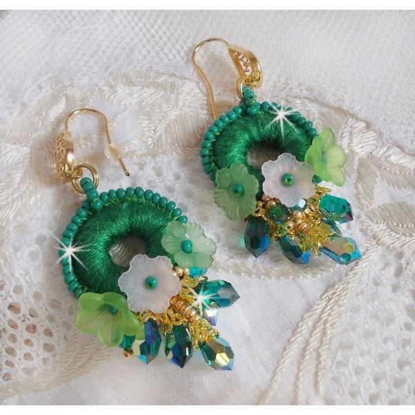 BO Green Iris geborduurd met smaragdgroen DMC katoen en Swarovski kristallen druppels