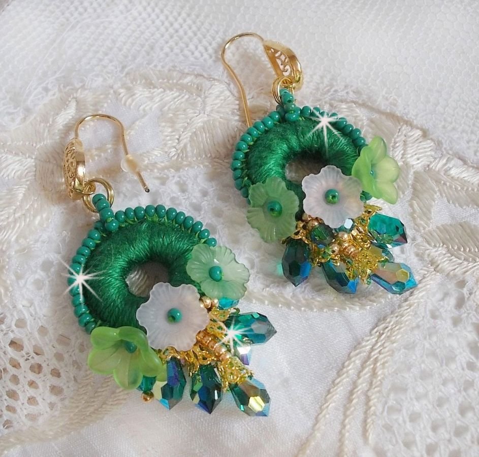 BO Green Iris geborduurd met smaragdgroen DMC katoen en Swarovski kristallen druppels
