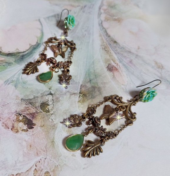 BO Green Palace gemaakt met kristallen, bedels, stempels, roze hars cabochons en facetgeslepen glazen hangers.