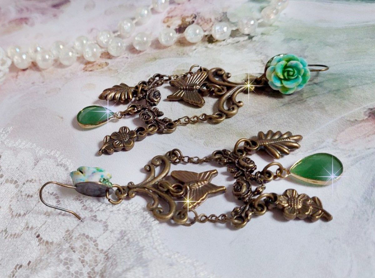 BO Green Palace gemaakt met kristallen, bedels, stempels, roze hars cabochons en facetgeslepen glazen hangers.