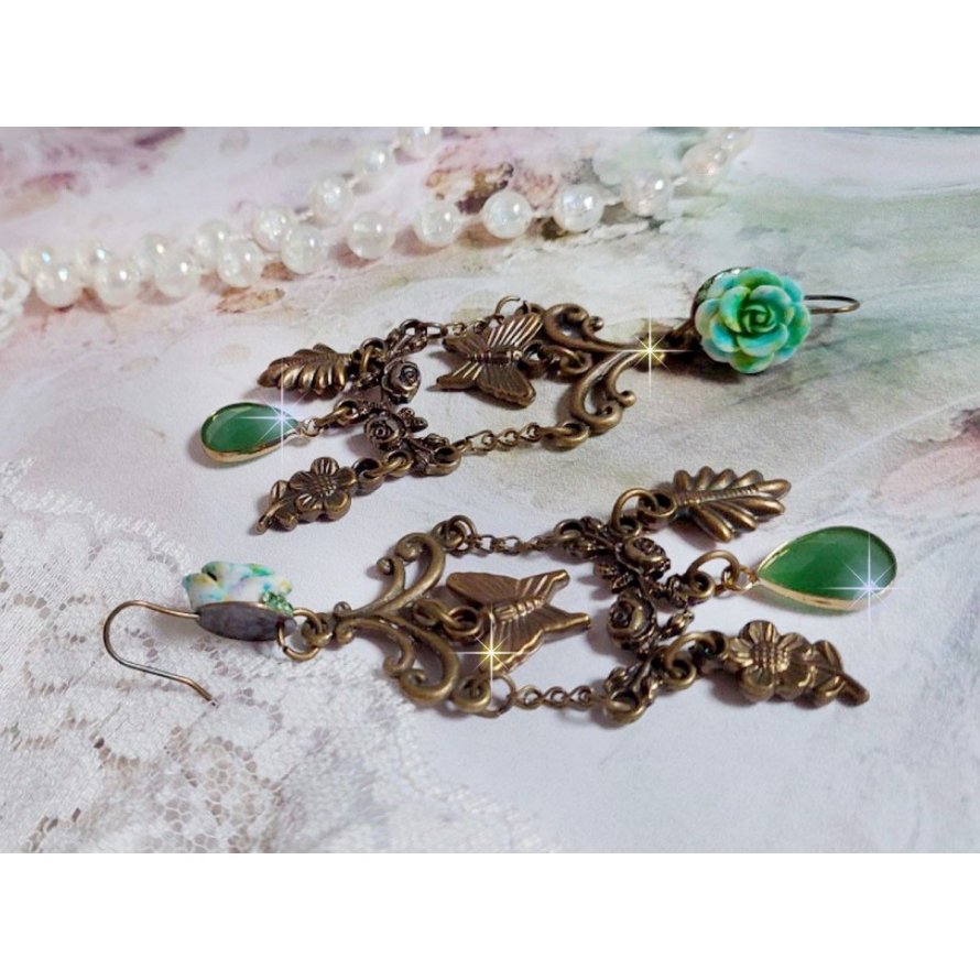 BO Green Palace gemaakt met kristallen, bedels, stempels, roze hars cabochons en facetgeslepen glazen hangers.