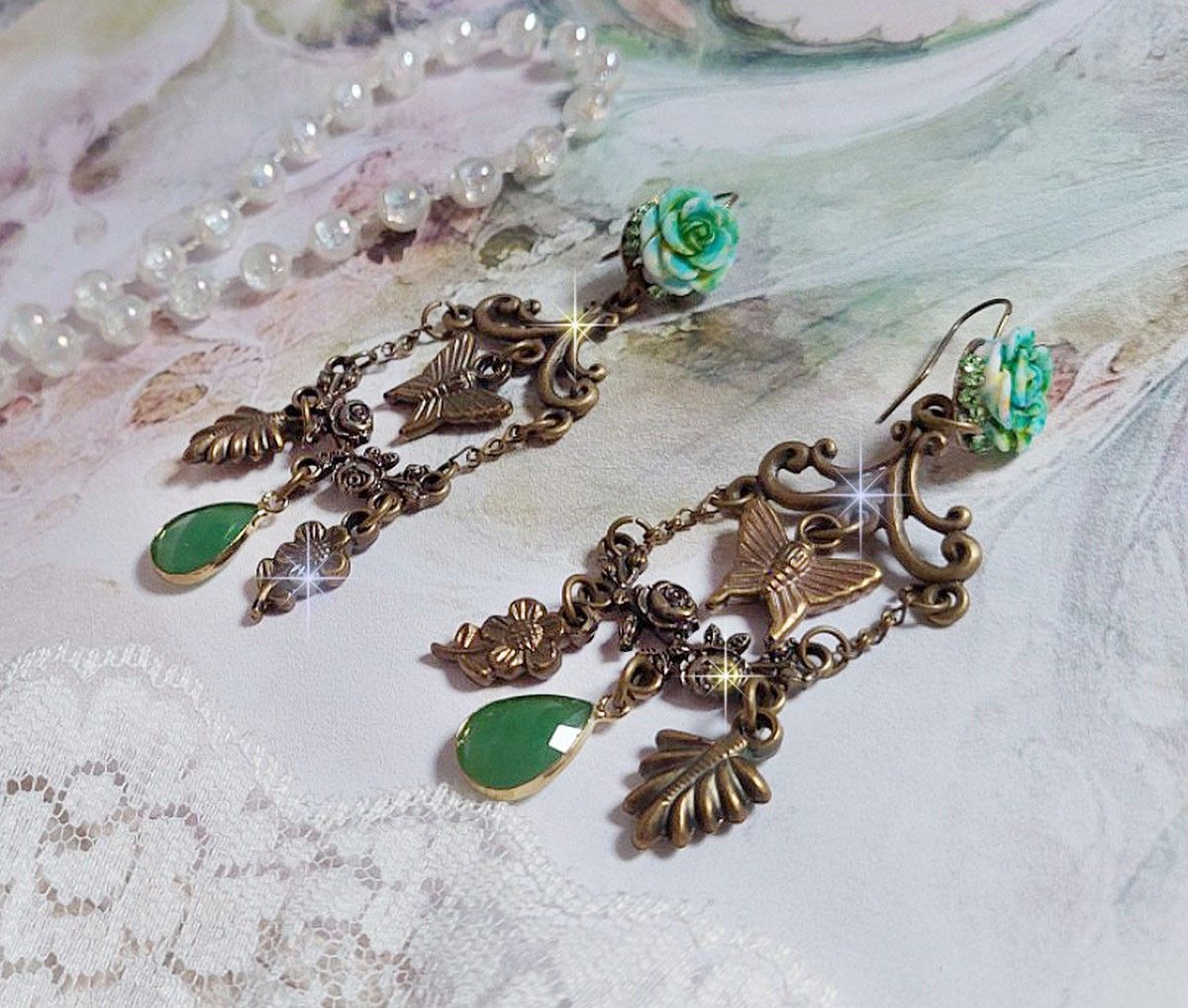BO Green Palace gemaakt met kristallen, bedels, stempels, roze hars cabochons en facetgeslepen glazen hangers.
