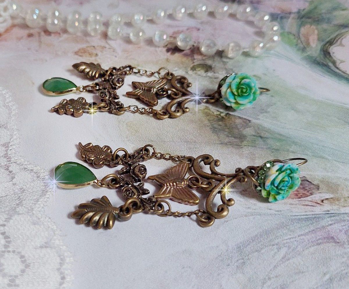 BO Green Palace gemaakt met kristallen, bedels, stempels, roze hars cabochons en facetgeslepen glazen hangers.