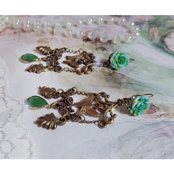 BO Green Palace gemaakt met kristallen, bedels, stempels, roze hars cabochons en facetgeslepen glazen hangers.