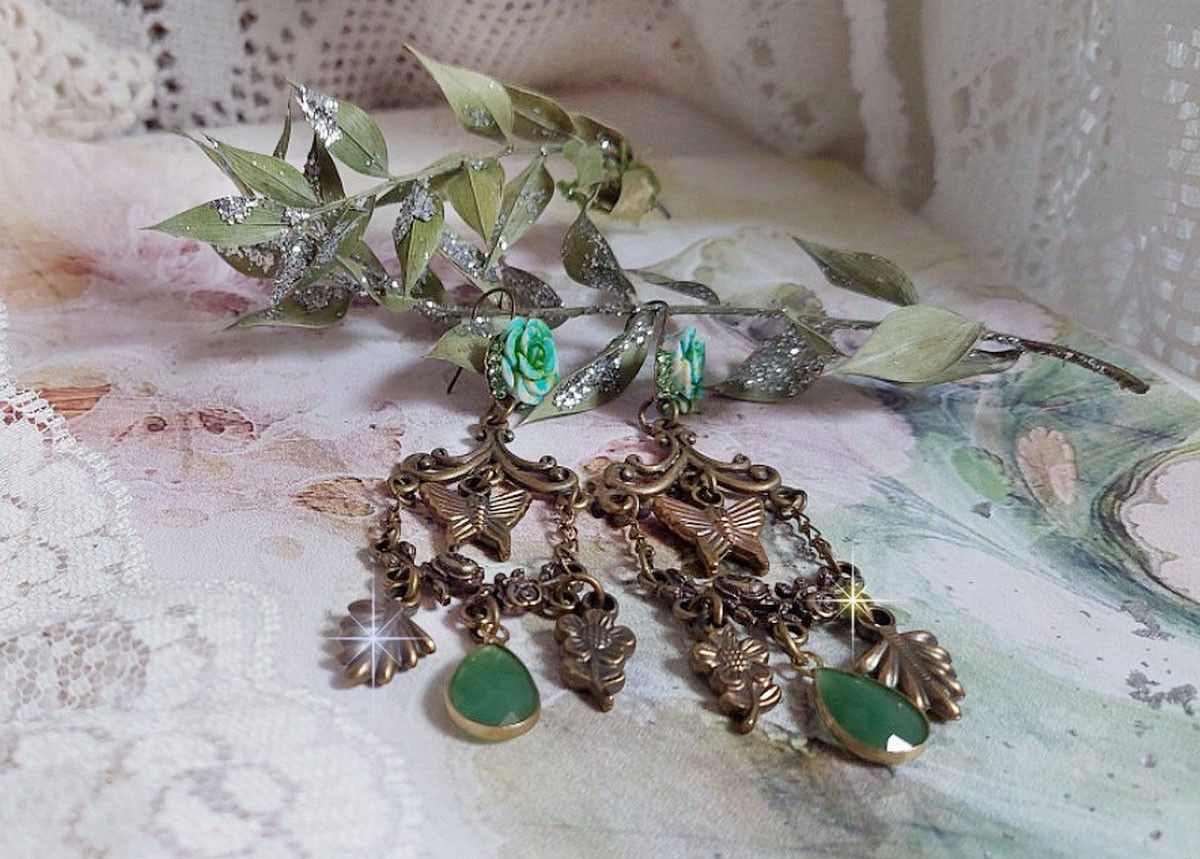 BO Green Palace gemaakt met kristallen, bedels, stempels, roze hars cabochons en facetgeslepen glazen hangers.