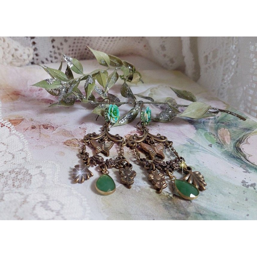 BO Green Palace gemaakt met kristallen, bedels, stempels, roze hars cabochons en facetgeslepen glazen hangers.