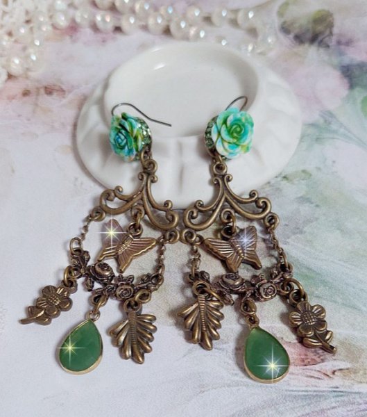 BO Green Palace gemaakt met kristallen, bedels, stempels, roze hars cabochons en facetgeslepen glazen hangers.