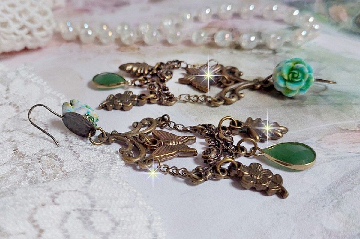 BO Green Palace gemaakt met kristallen, bedels, stempels, roze hars cabochons en facetgeslepen glazen hangers.