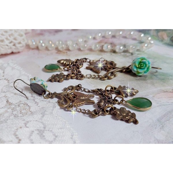 BO Green Palace gemaakt met kristallen, bedels, stempels, roze hars cabochons en facetgeslepen glazen hangers.