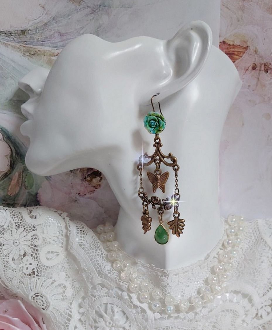 BO Green Palace gemaakt met kristallen, bedels, stempels, roze hars cabochons en facetgeslepen glazen hangers.