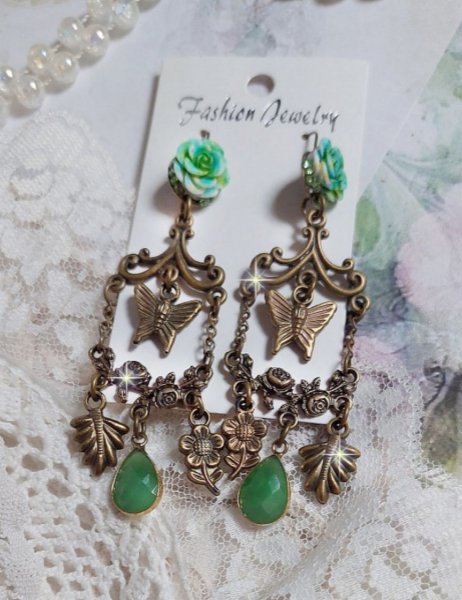 BO Green Palace gemaakt met kristallen, bedels, stempels, roze hars cabochons en facetgeslepen glazen hangers.