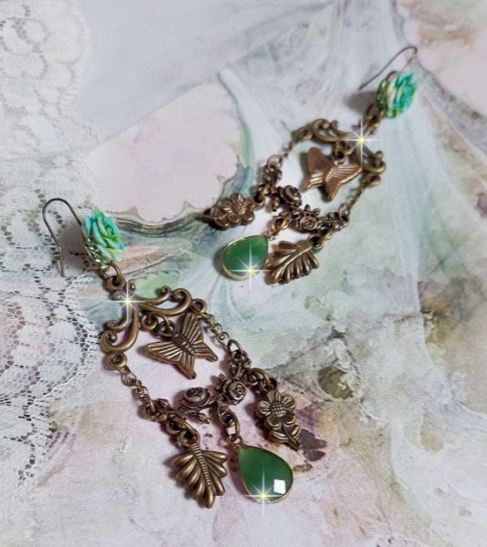 BO Green Palace gemaakt met kristallen, bedels, stempels, roze hars cabochons en facetgeslepen glazen hangers.