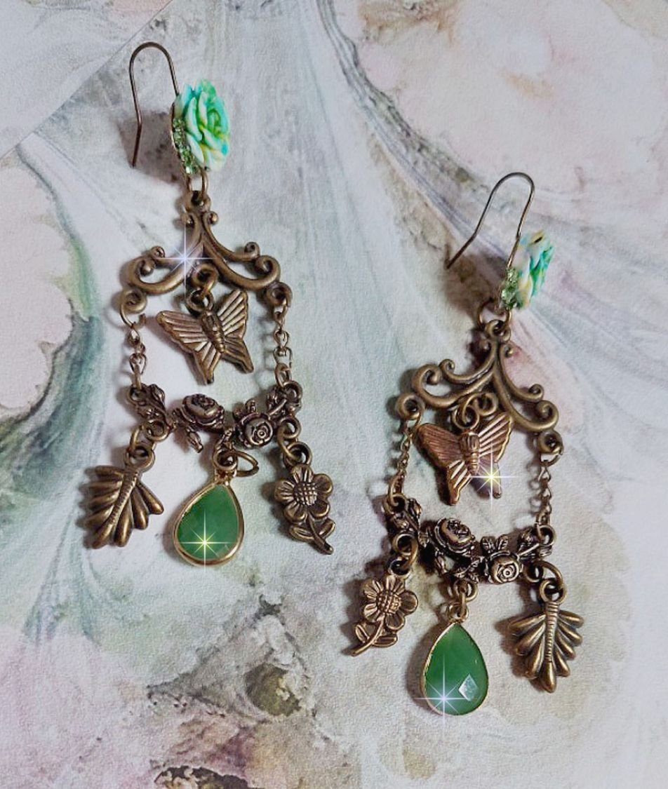 BO Green Palace gemaakt met kristallen, bedels, stempels, roze hars cabochons en facetgeslepen glazen hangers.