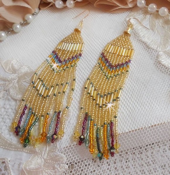 BO Happy Summer gemaakt met Miyuki Delicas rocailles, PureCrystal buisjes en kristallen met 14 karaats Gold Filled haakjes.