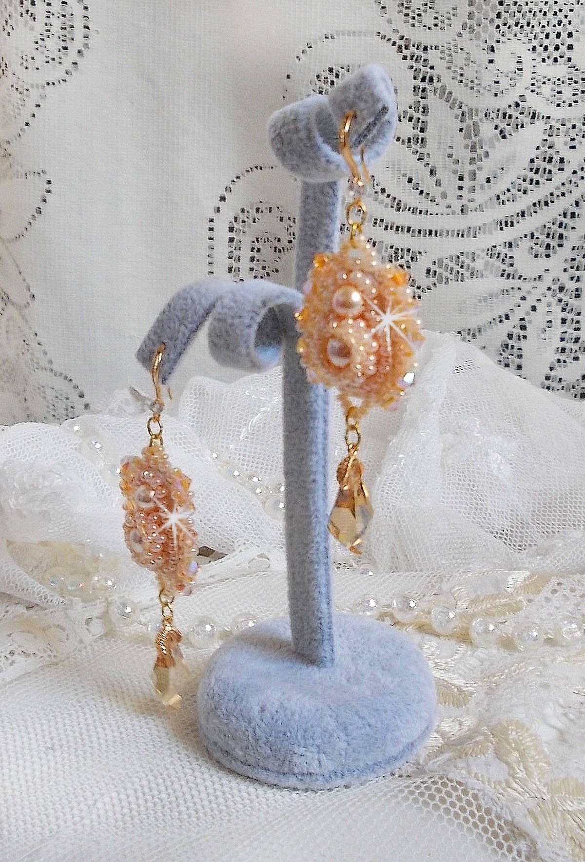 BO Idylle Beauty geborduurd met Swarovski kristallen, vergulde accessoires en rocailles