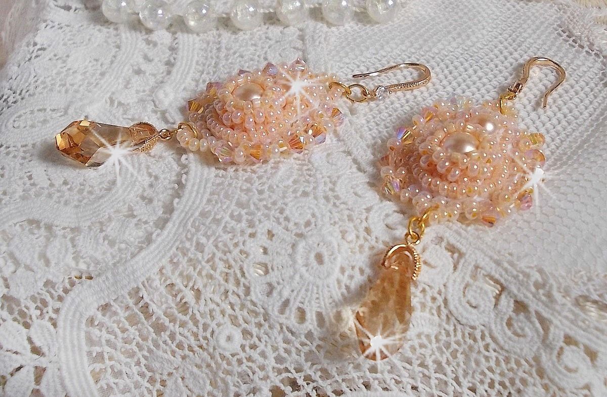 BO Idylle Beauty geborduurd met Swarovski kristallen, vergulde accessoires en rocailles