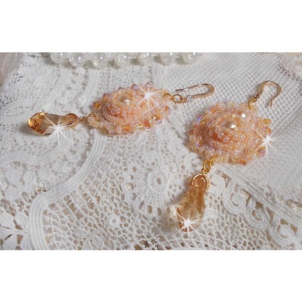 BO Idylle Beauty geborduurd met Swarovski kristallen, vergulde accessoires en rocailles