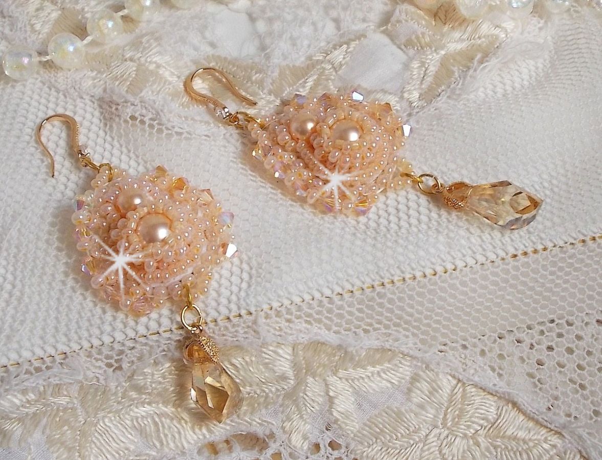 BO Idylle Beauty geborduurd met Swarovski kristallen, vergulde accessoires en rocailles