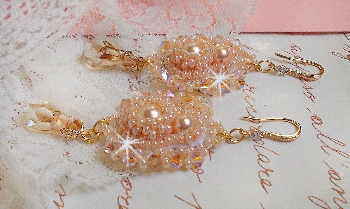 BO Idylle Beauty geborduurd met Swarovski kristallen, vergulde accessoires en rocailles