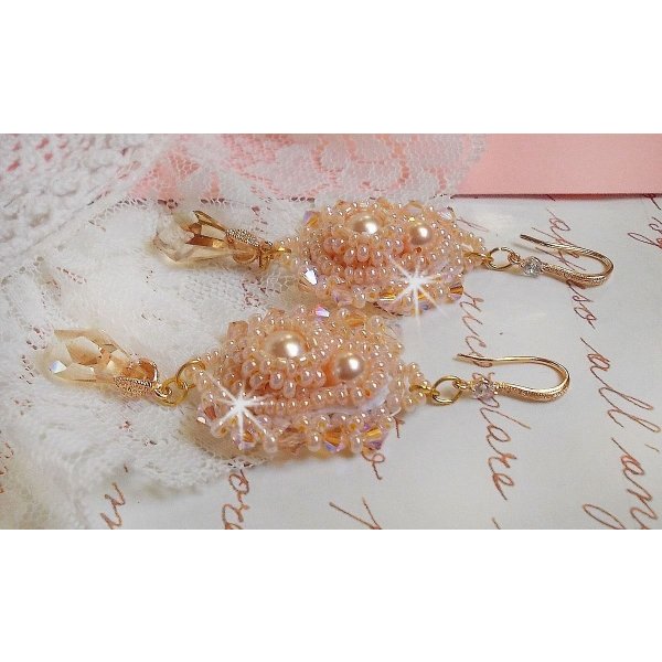 BO Idylle Beauty geborduurd met Swarovski kristallen, vergulde accessoires en rocailles