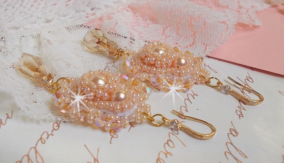 BO Idylle Beauty geborduurd met Swarovski kristallen, vergulde accessoires en rocailles