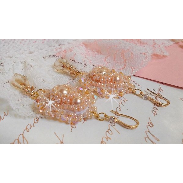 BO Idylle Beauty geborduurd met Swarovski kristallen, vergulde accessoires en rocailles