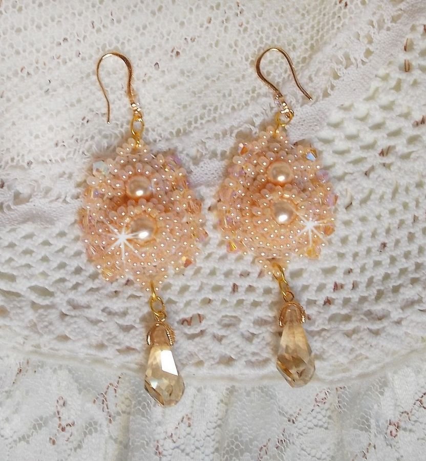 BO Idylle Beauty geborduurd met Swarovski kristallen, vergulde accessoires en rocailles