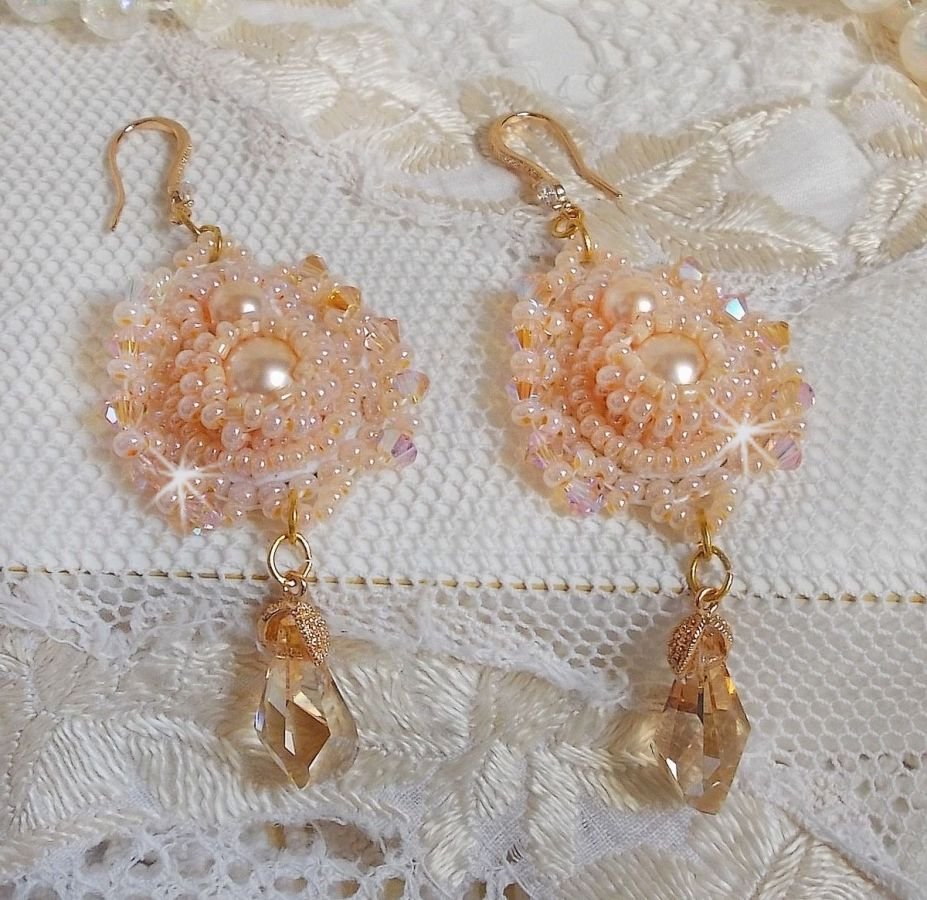 BO Idylle Beauty geborduurd met Swarovski kristallen, vergulde accessoires en rocailles