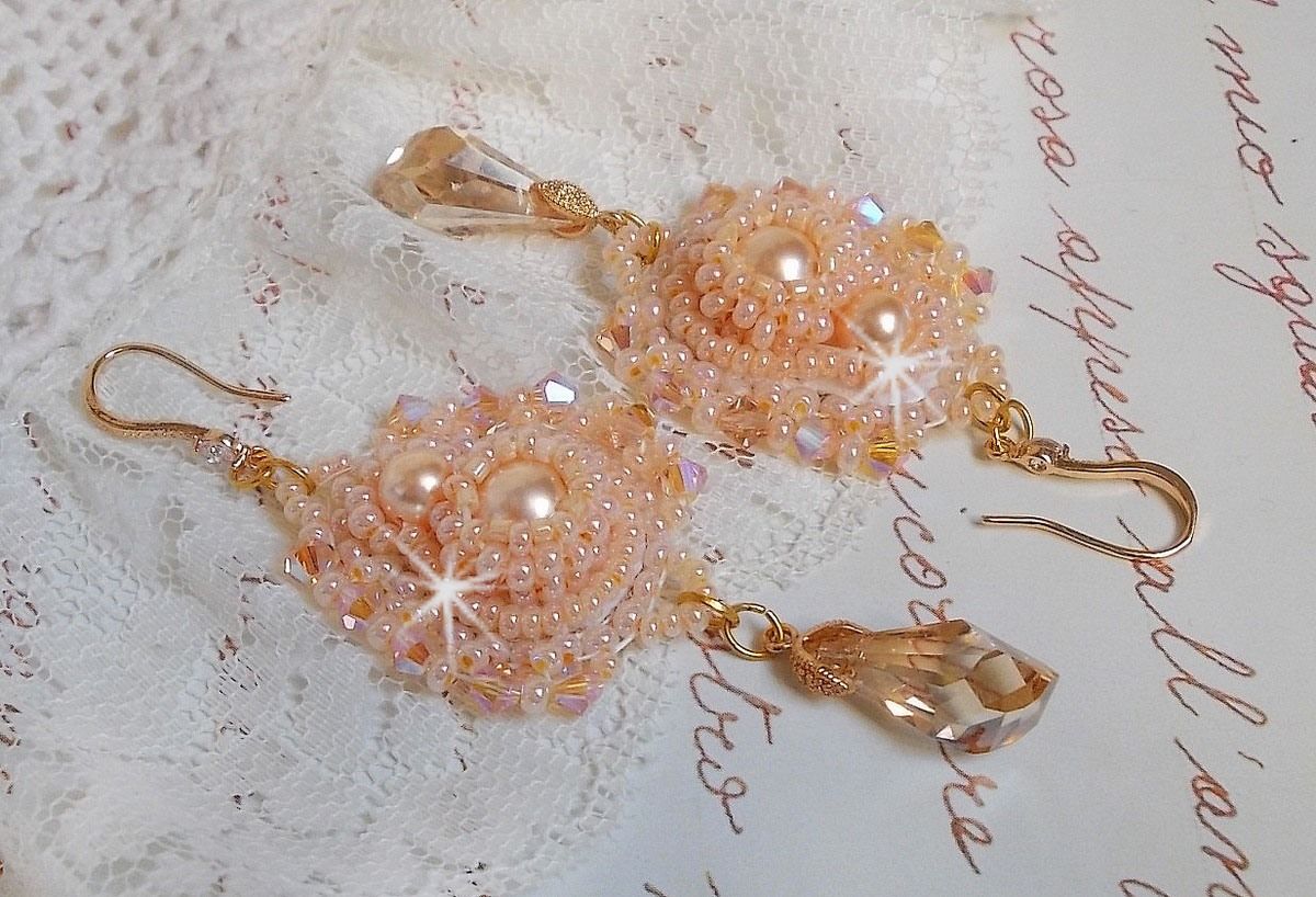 BO Idylle Beauty geborduurd met Swarovski kristallen, vergulde accessoires en rocailles