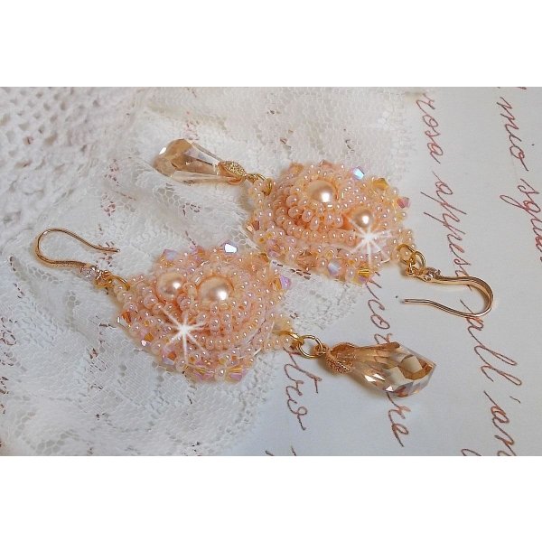 BO Idylle Beauty geborduurd met Swarovski kristallen, vergulde accessoires en rocailles