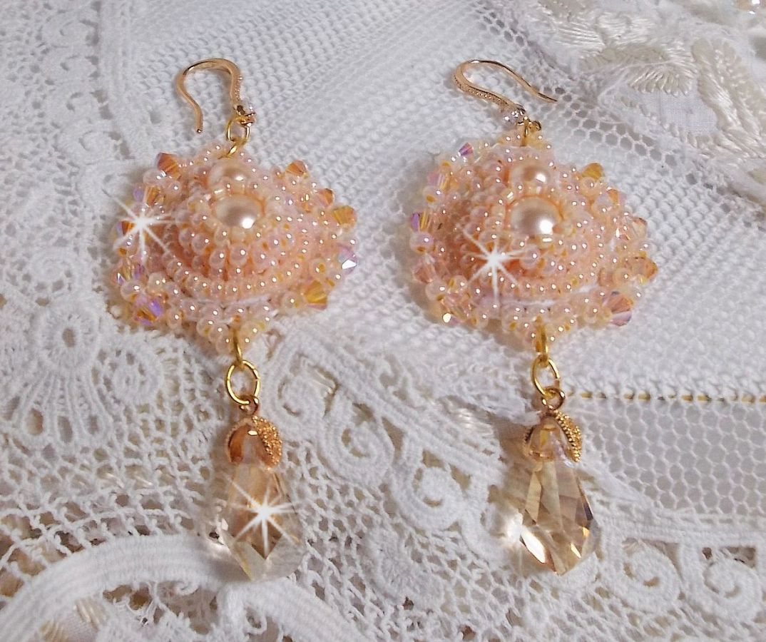 BO Idylle Beauty geborduurd met Swarovski kristallen, vergulde accessoires en rocailles