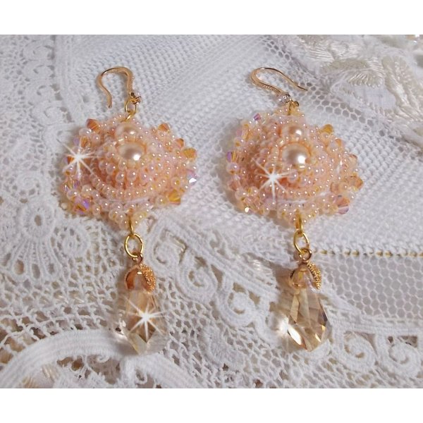 BO Idylle Beauty geborduurd met Swarovski kristallen, vergulde accessoires en rocailles