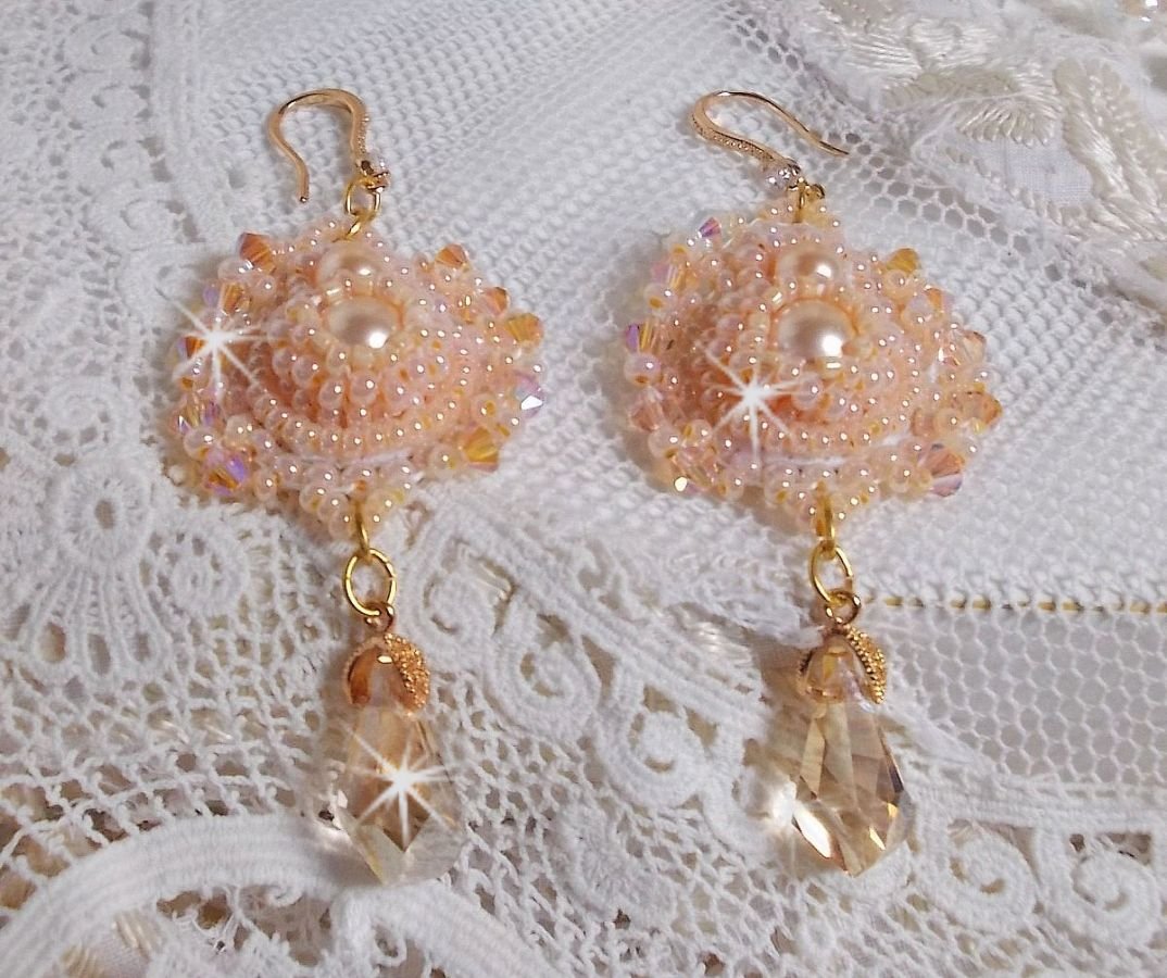 BO Idylle Beauty geborduurd met Swarovski kristallen, vergulde accessoires en rocailles