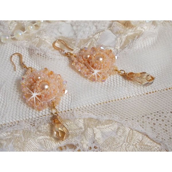 BO Idylle Beauty geborduurd met Swarovski kristallen, vergulde accessoires en rocailles