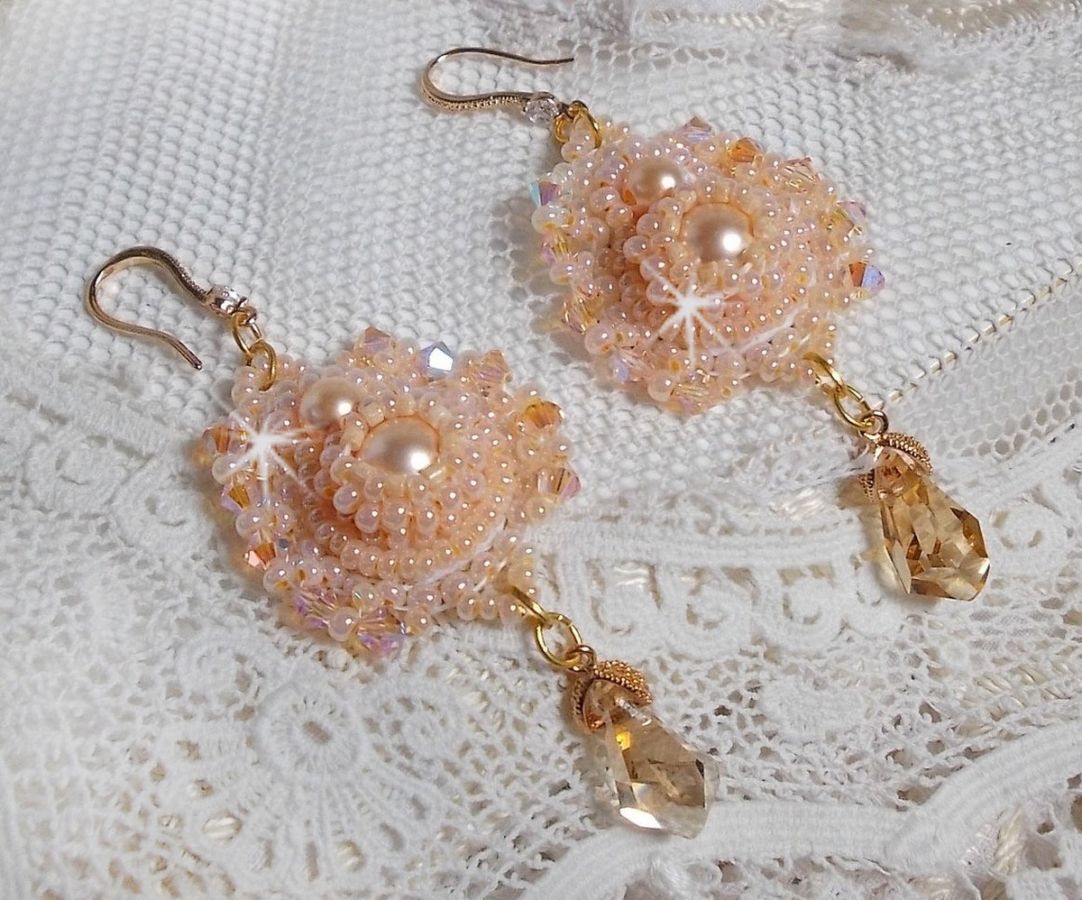 BO Idylle Beauty geborduurd met Swarovski kristallen, vergulde accessoires en rocailles