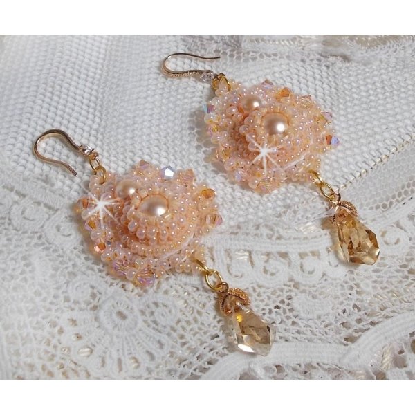 BO Idylle Beauty geborduurd met Swarovski kristallen, vergulde accessoires en rocailles