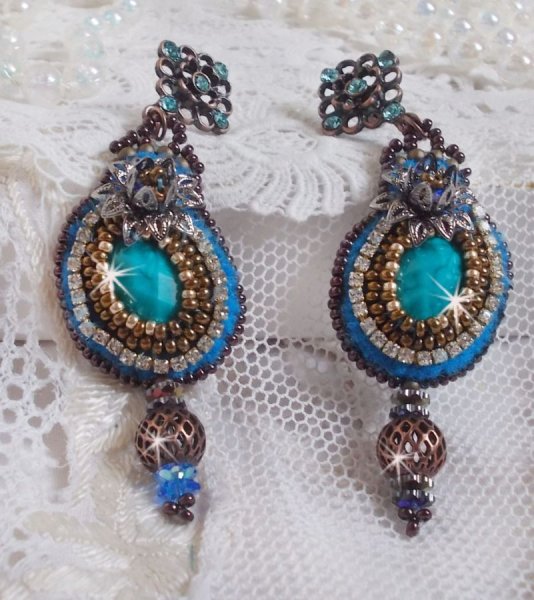 BO Ilycia Charmant geborduurd met twee turkooisgroene facetgeslepen cabochons en Swarovski-kristallen