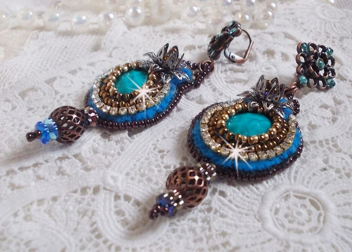 BO Ilycia Charmant geborduurd met twee turkooisgroene facetgeslepen cabochons en Swarovski-kristallen