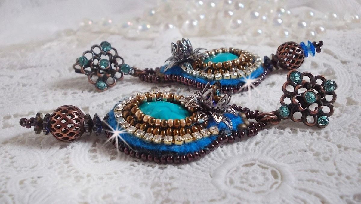 BO Ilycia Charmant geborduurd met twee turkooisgroene facetgeslepen cabochons en Swarovski-kristallen